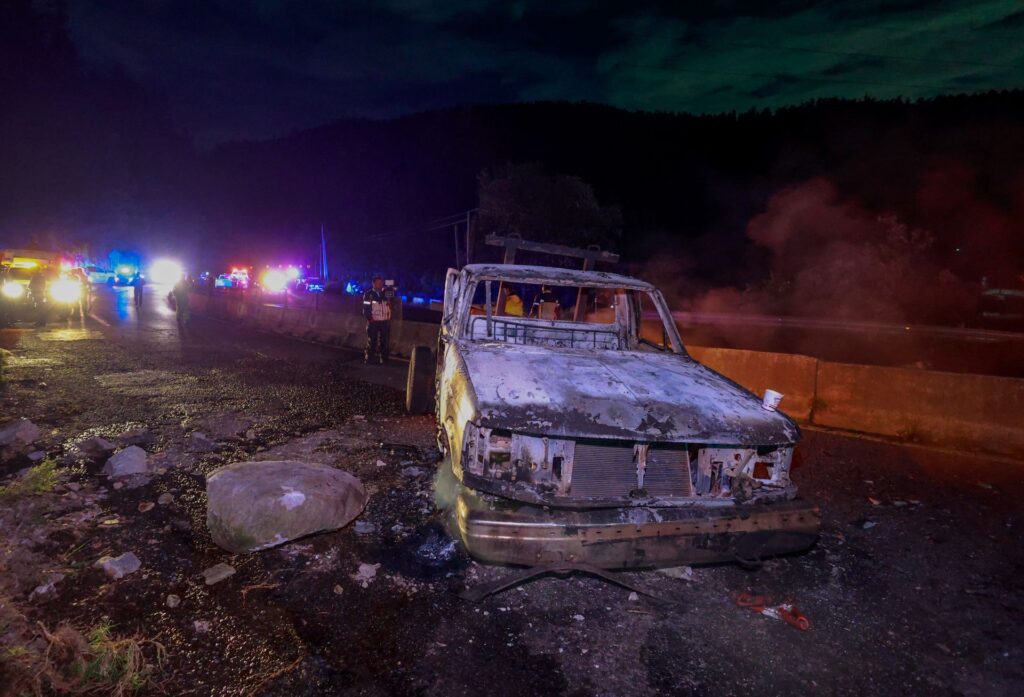 Hartos de la tala clandestina en el Edomex, comuneros incendian camionetas Hartos de la tala clandestina en el Edomex, comuneros incendian camionetas
