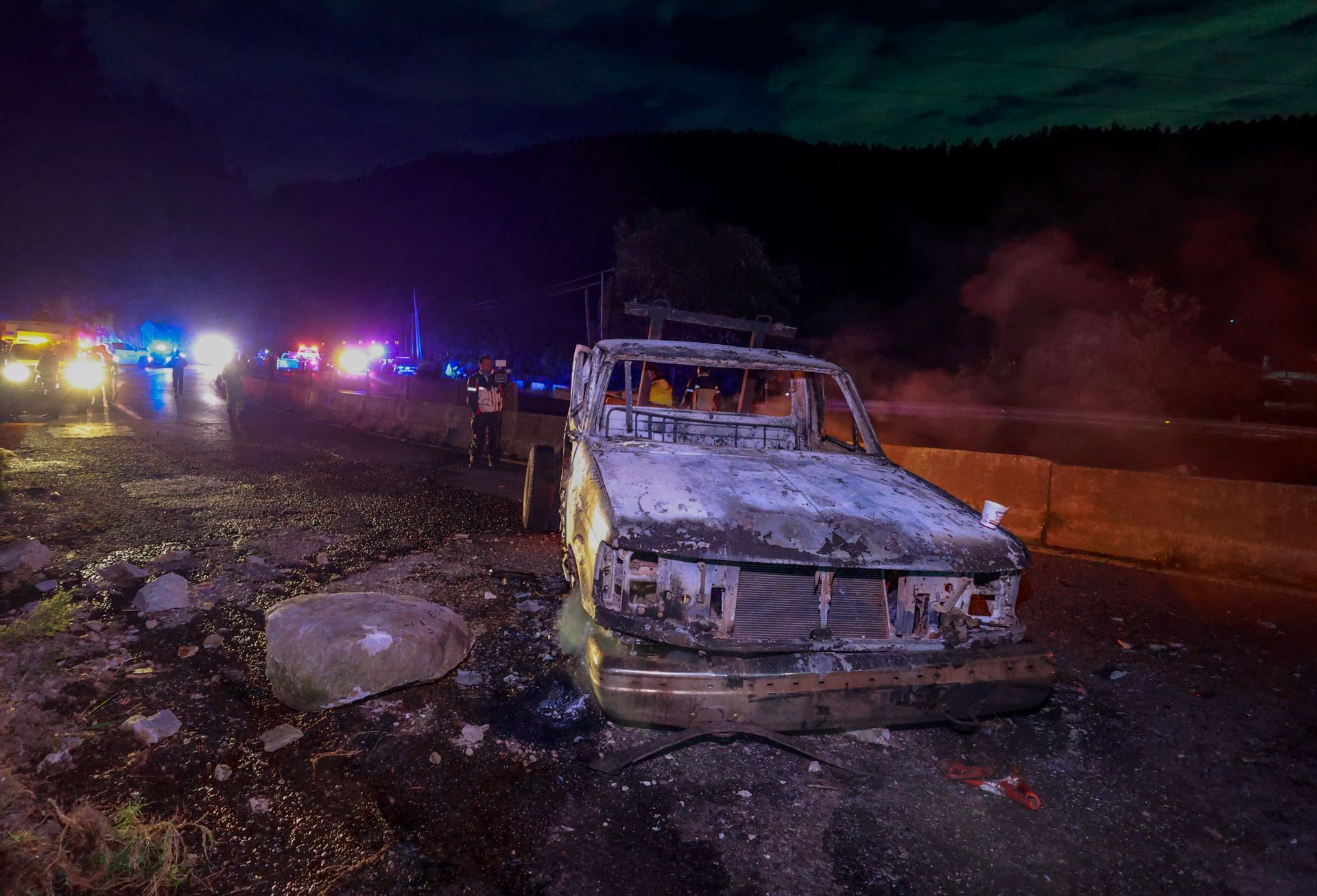 Hartos de la tala clandestina en el Edomex, comuneros incendian camionetas Hartos de la tala clandestina en el Edomex, comuneros incendian camionetas