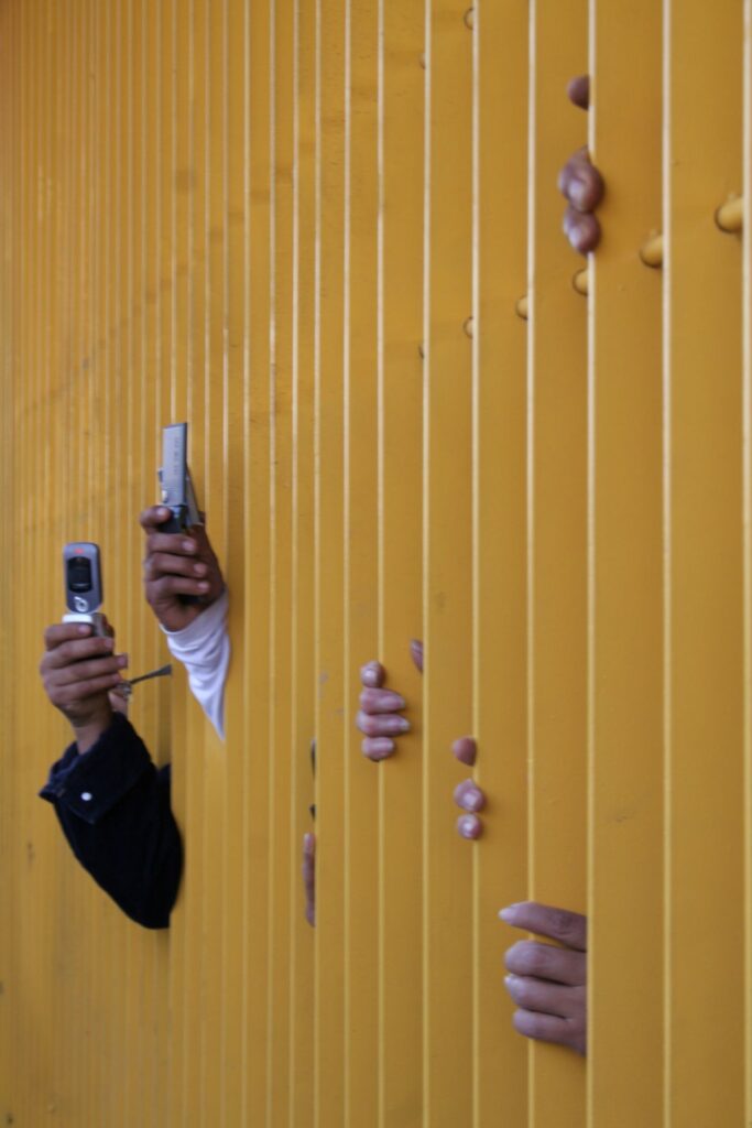 Sheinbaum somete a consulta uso de celulares en aulas 