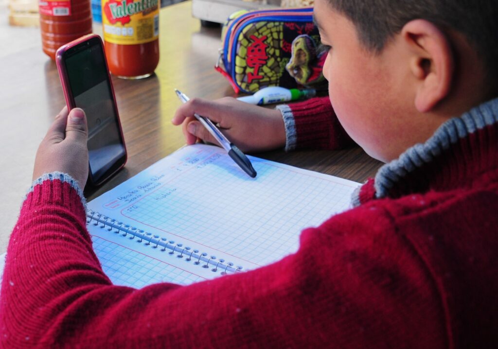 Regulaciones contra celulares en escuelas avanzan en 11 estados