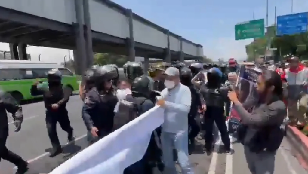 Previo al partido México VS Ecuador, la policía reprime a familias buscadoras Previo al partido México VS Ecuador, la policía reprime a familias buscadoras