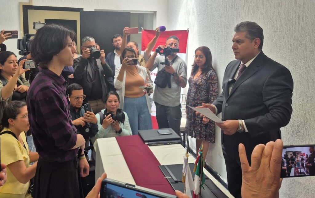 El Edomex reconoce a Dany Contreras, primera persona no binaria con documentación oficial