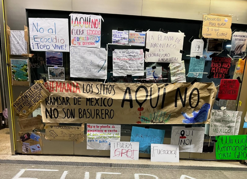 Activistas protestan en la embajada de Alemania contra la planta de amoniaco en Topolobampo