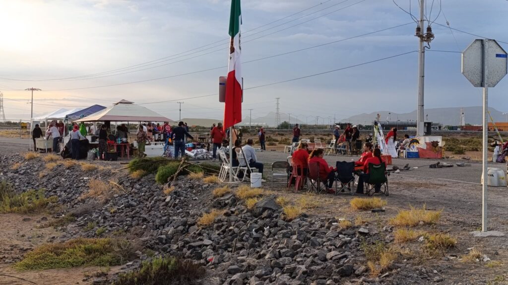 Las comunidades de Topolobampo mantienen plantón en GPO tras reunión con Alicia Bárcena