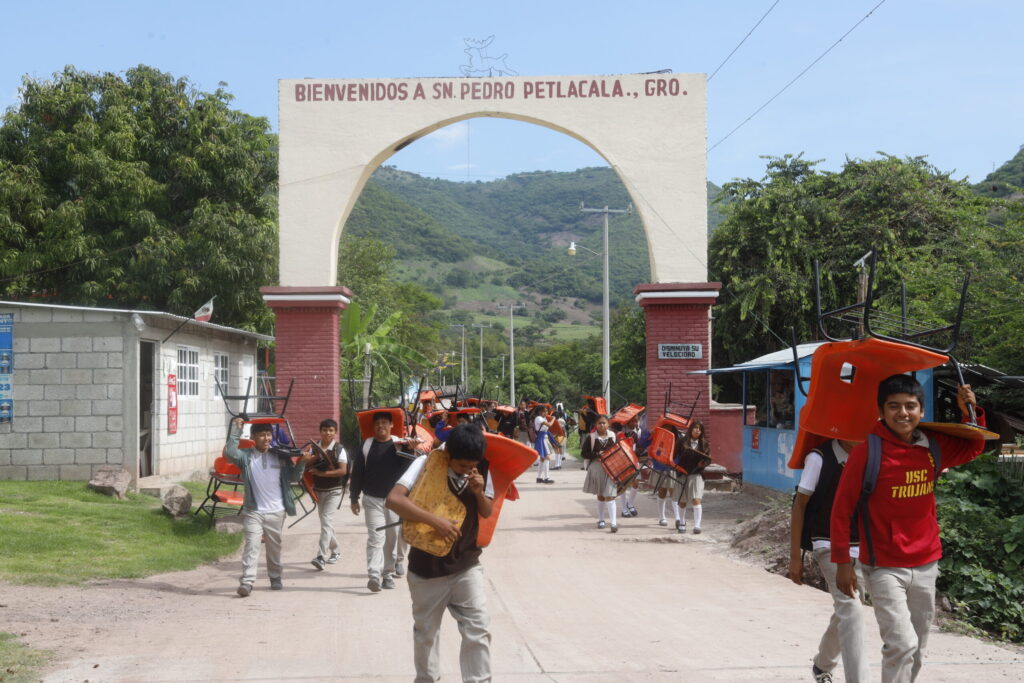 Niñas y niños indígenas de Tlapa siguen sin escuela pese a fallo judicial