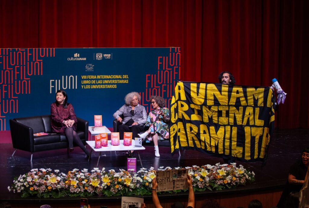 Angela Davis llega a la UNAM entre protestas anticarcelarias
