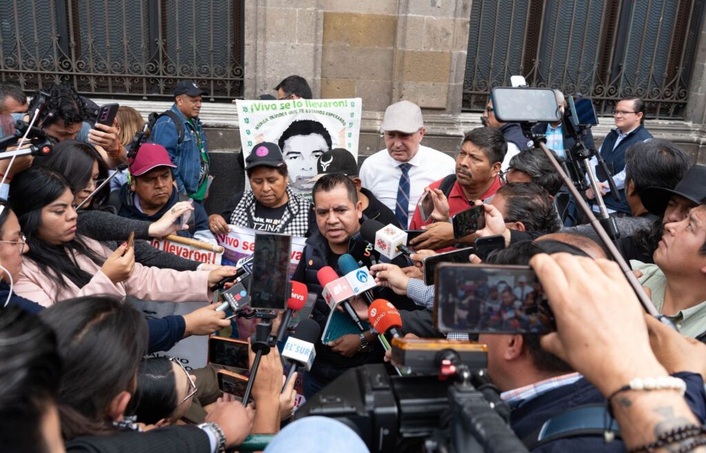 “Estamos lejos de conocer el paradero de los estudiantes”, dice el abogado de los padres de Ayotzinapa tras reunión con Claudia Sheinbaum “Estamos lejos de conocer el paradero de los estudiantes”, dice el abogado de los padres de Ayotzinapa tras reunión con Claudia Sheinbaum