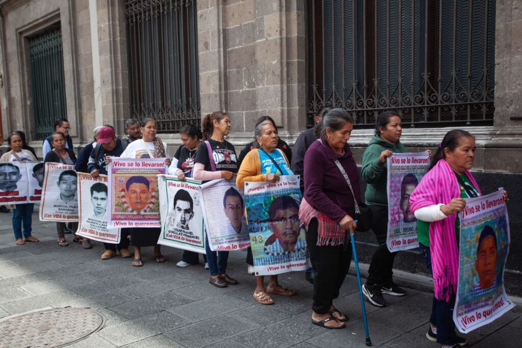 Informa Claudia Sheinbaum a madres y padres de los 43 estudiantes de Ayotzinapa sobre los avances de investigación