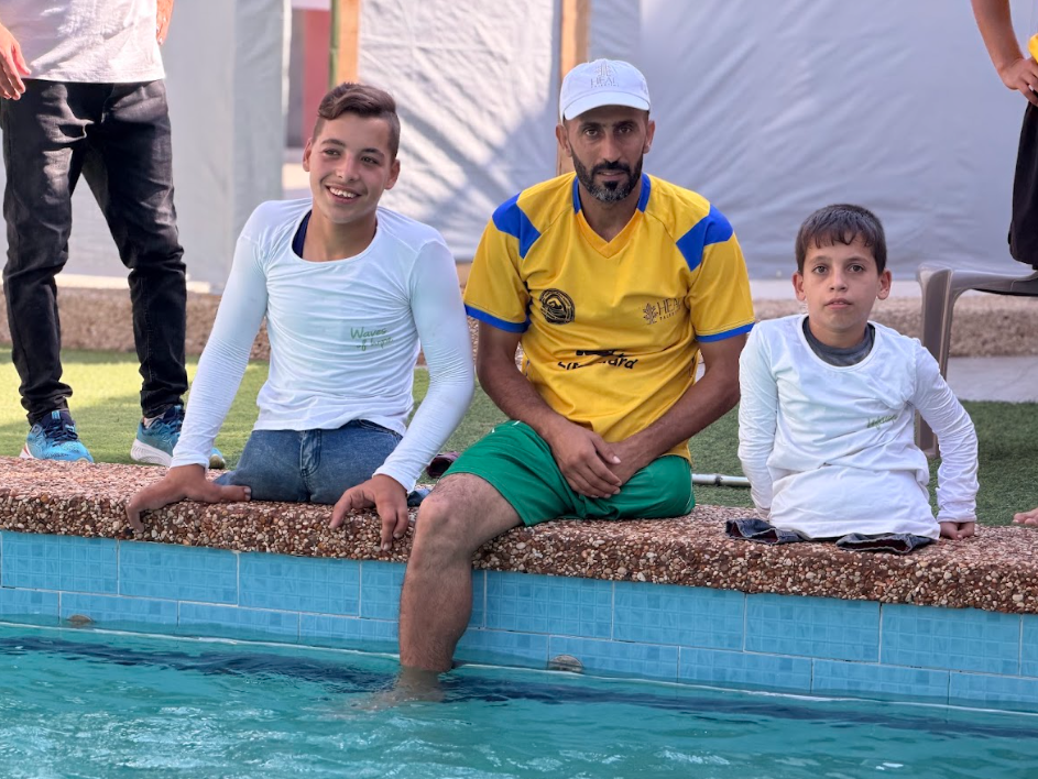 Niñas y niños amputados de Gaza recuperan su infancia en el agua