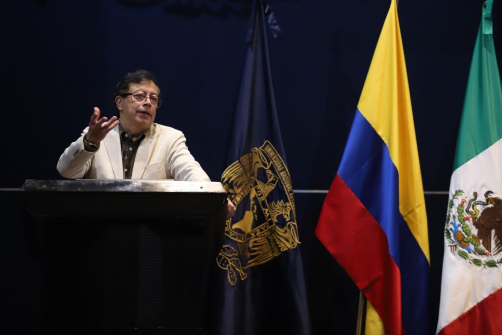 Desde la UNAM, Gustavo Petro alerta por el tecnofascismo