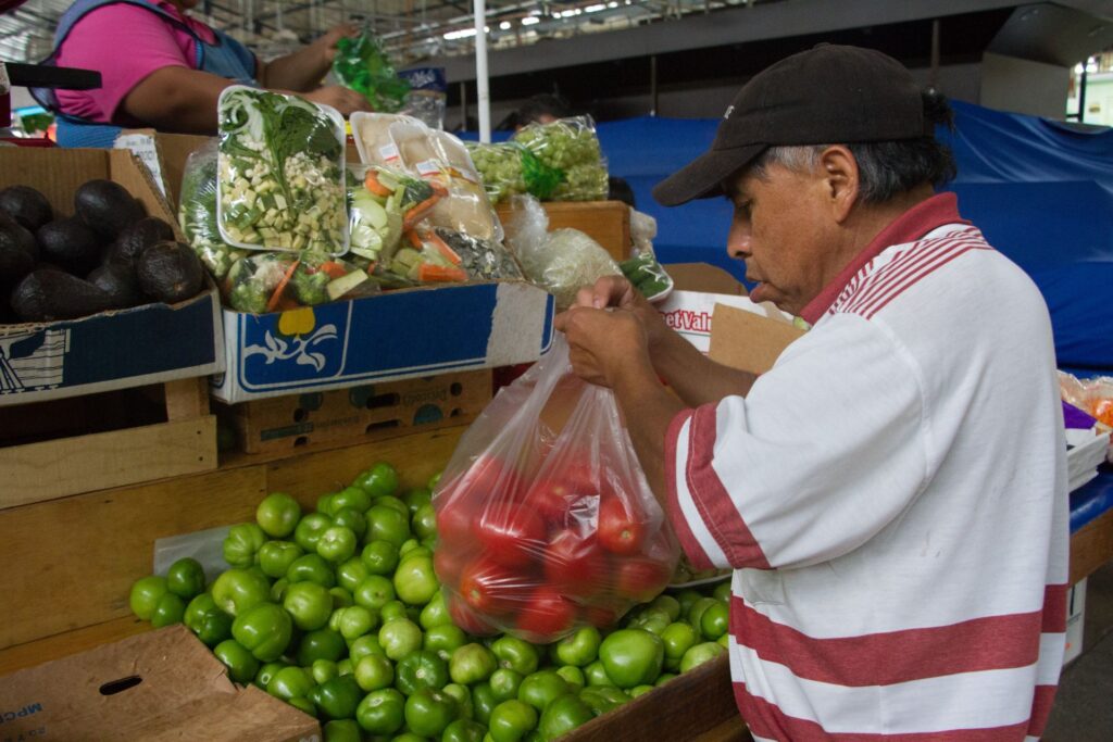 La inflación se acelera a 3.42% por alza en frutas, verduras y colegiaturas La inflación se acelera a 3.42% por alza en frutas, verduras y colegiaturas