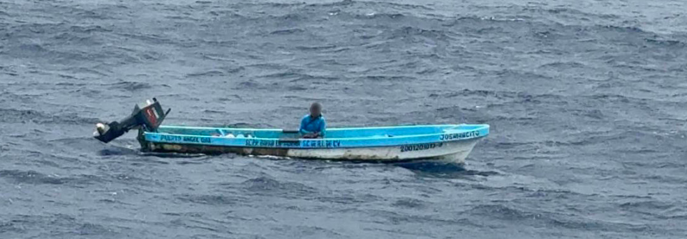 Rescatan a pescador de Oaxaca tras 8 días a la deriva Rescatan a pescador de Oaxaca tras 8 días a la deriva