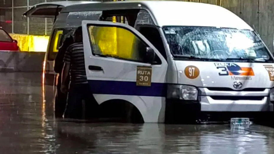 Mueren seis pasajeros en combi por inundaciones en Tultitlán Mueren seis pasajeros en combi por inundaciones en Tultitlán