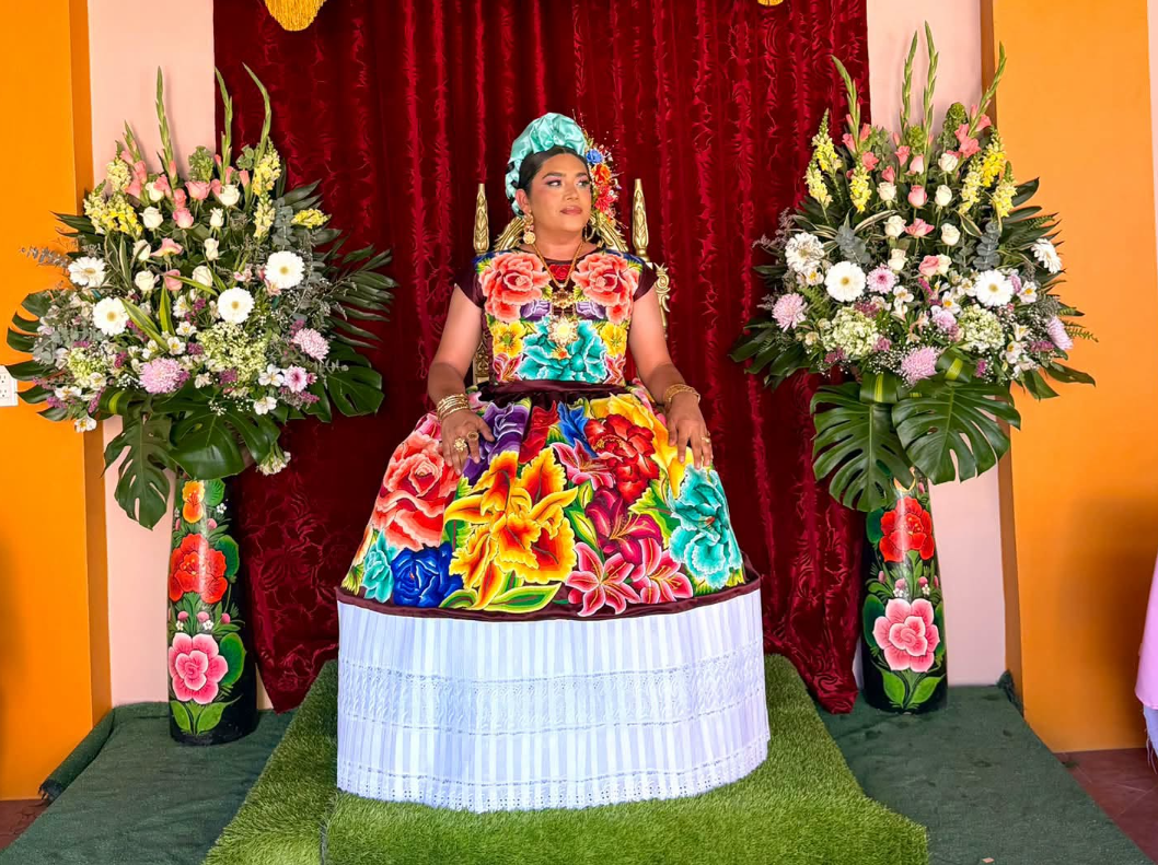 Sheinbaum promete seguridad a Elvis Guerra, artesana muxe que diseñó vestido del Día de la Independencia Sheinbaum promete seguridad a Elvis Guerra, artesana muxe que diseñó vestido del Día de la Independencia