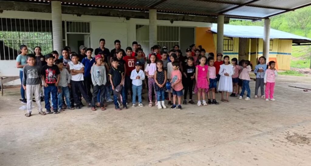 Niños exigen maestros en escuelas de Guajes de Ayala, Guerrero