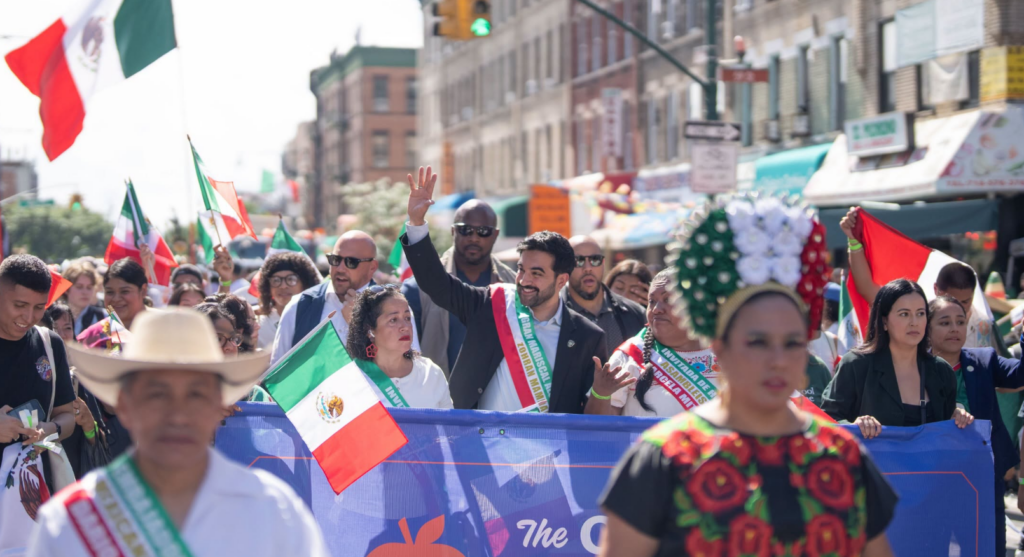 Zohran Mamdani asiste al desfile por la Independencia de México