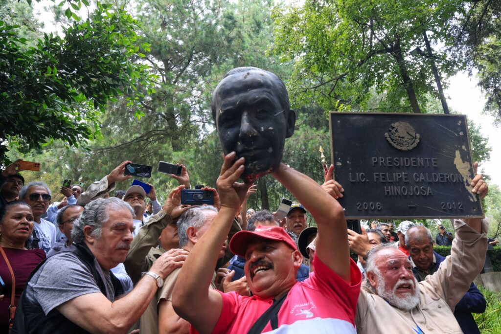 Extrabajadores de Luz y Fuerza del Centro decapitan la estatua de Felipe Calderón
