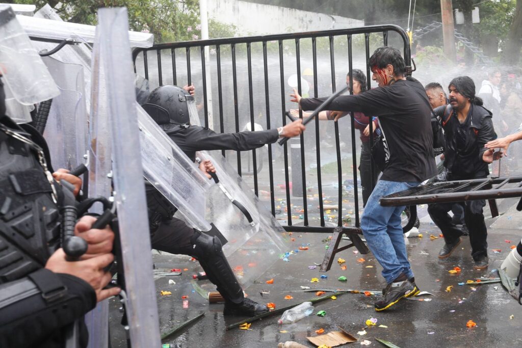 La policía reprime manifestación por el agua limpia en Jalisco La policía reprime manifestación por el agua limpia en Jalisco