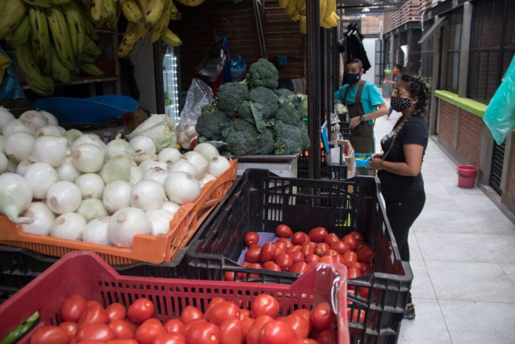 La cebolla, el jitomate y la comida fuera de casa empujaron el alza del costo de la canasta alimentaria