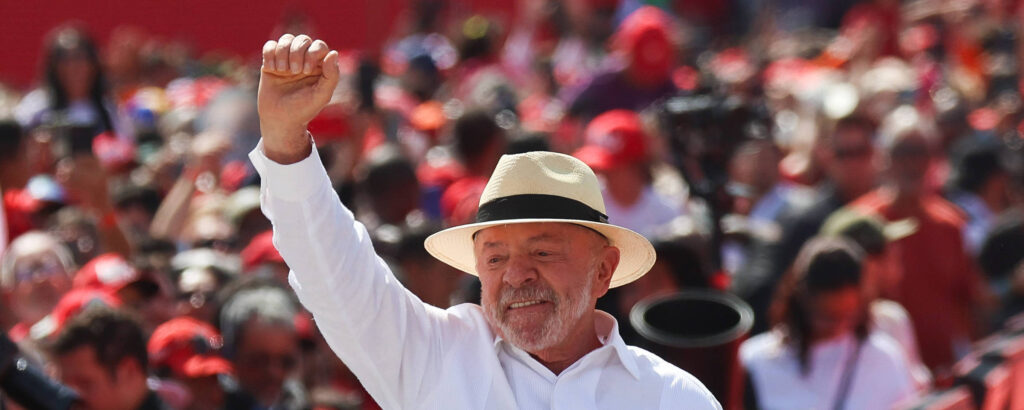 Lula gana por un estrecho margen la elección en Brasil y contiene el avance de la ultraderecha