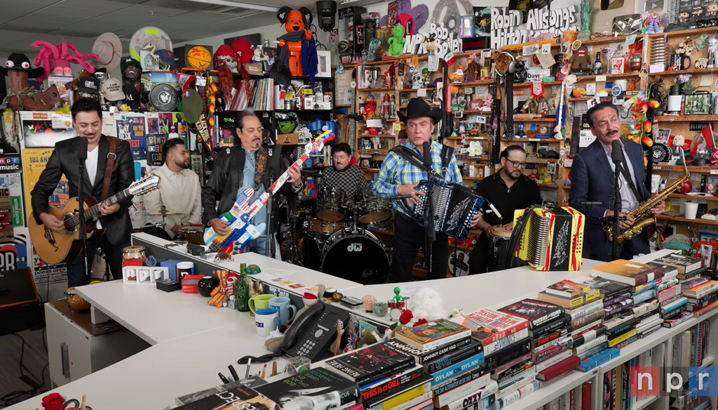 “Somos más americanos que todititos los gringos”: Los Tigres del Norte respaldan a los migrantes en su debut en el Tiny Desk “Somos más americanos que todititos los gringos”: Los Tigres del Norte respaldan a los migrantes en su debut en el Tiny Desk