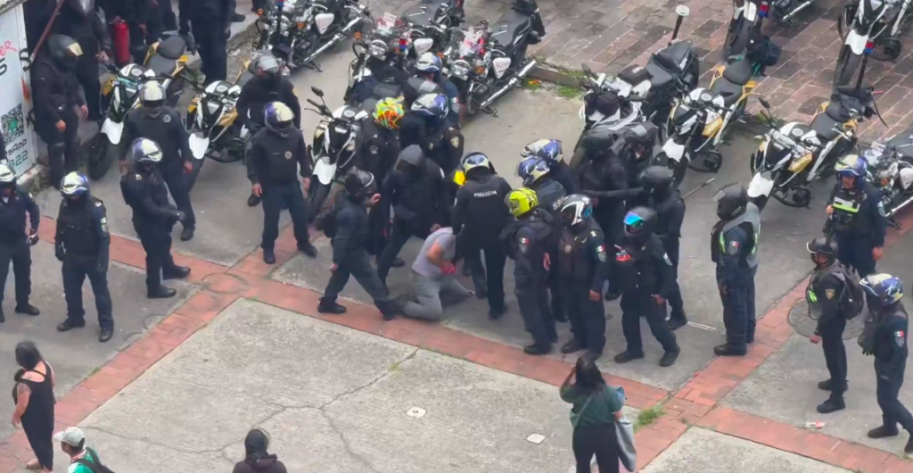 La Policía capitalina encapsula y golpea a manifestantes en Tlatelolco