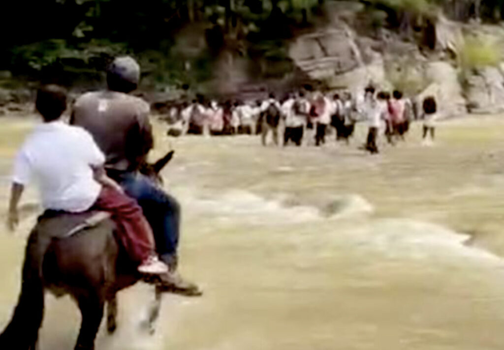 Guerrero: estudiantes arriesgan su vida al cruzar río para asistir a clases Guerrero: estudiantes arriesgan su vida al cruzar río para asistir a clases